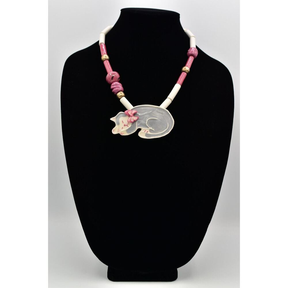 Shoestrings Vintage Ceramic Sleeping Cat Necklace Pendant Hand Painted 80s Bin4A